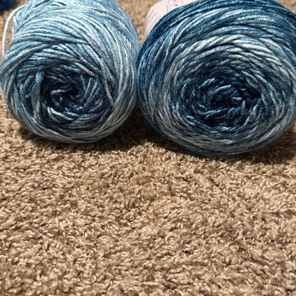 Lion Brand Ombre Denim Blue Yarn - EUC! - Picture 8 of 10